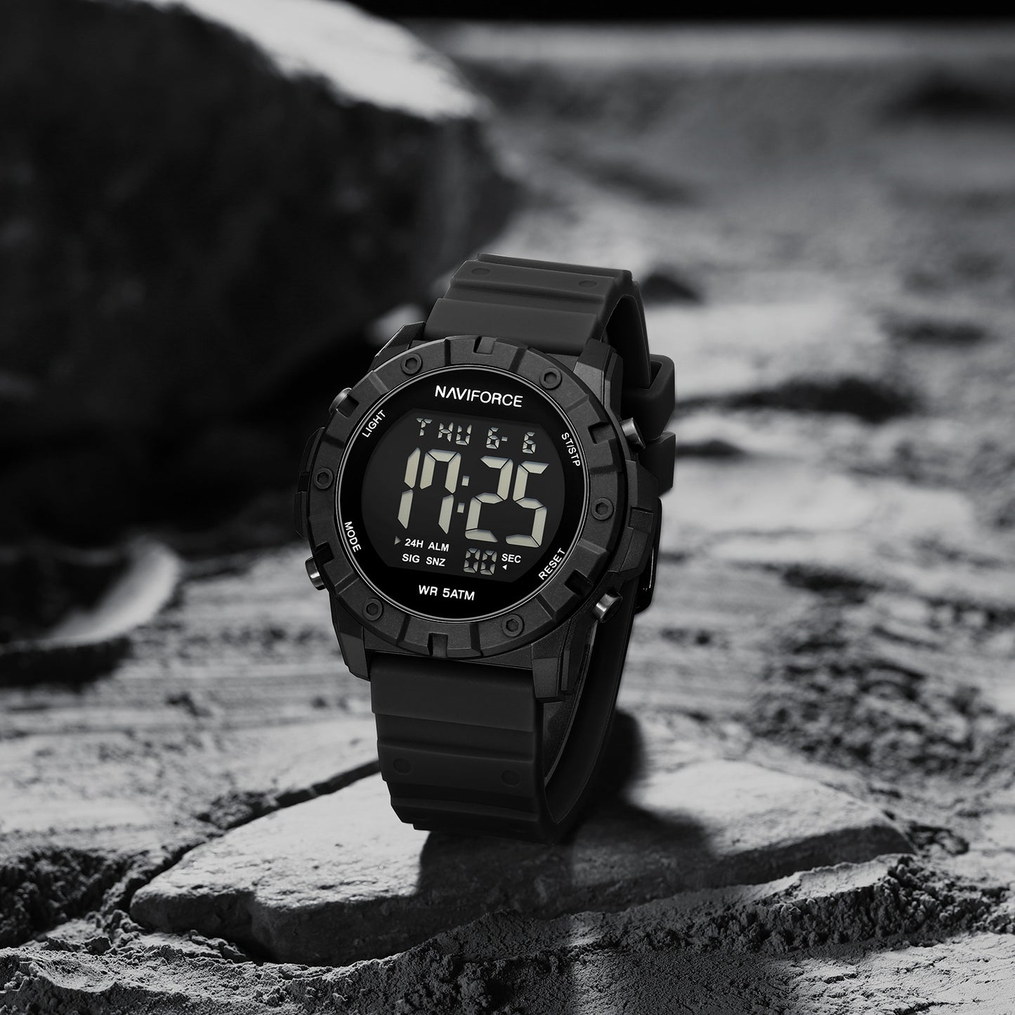 Naviforce 7110 Tonneau Sport Men Watch - Black